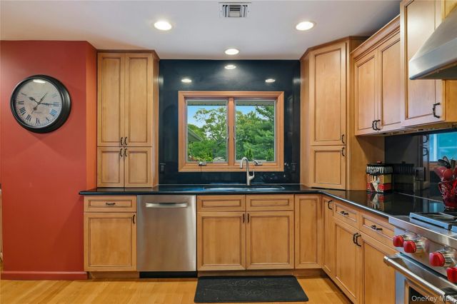 25 Edcris Lane, Huntington, NY 11743