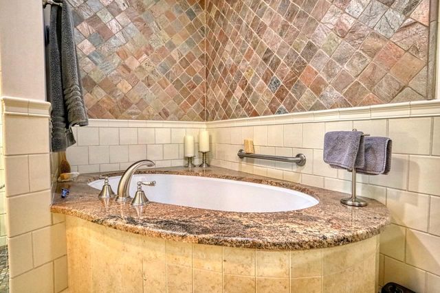 811 Farwell Drive, Madison, WI 53704