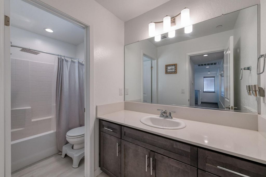 Image 13 of property listing at 6137 W Richert Avenue, Fresno, CA 93723