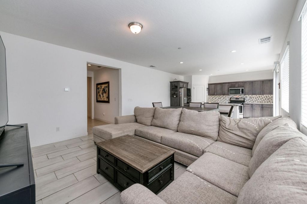Image 4 of property listing at 6137 W Richert Avenue, Fresno, CA 93723