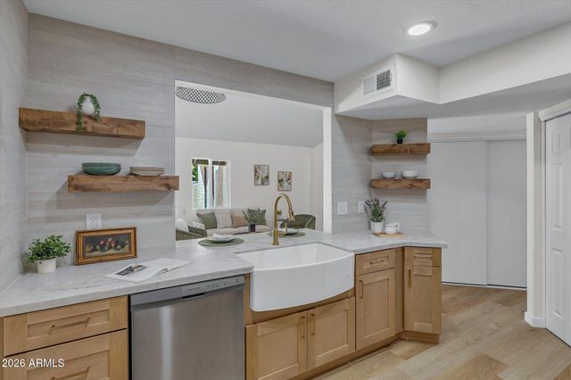 9814 N 5TH Street, Phoenix, AZ 85020