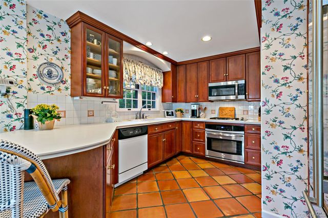1050 Knollwood Road, White Plains, NY 10603