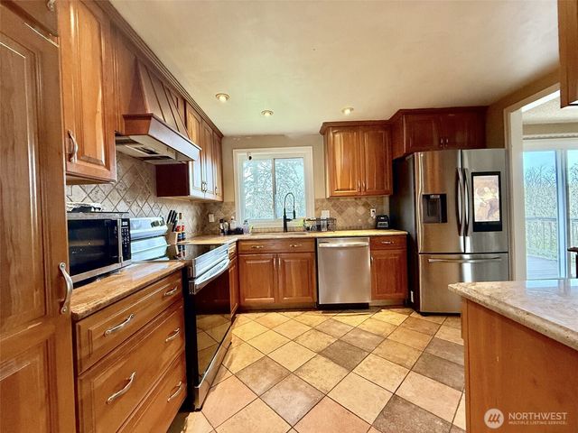 587 NW Fairhaven Drive, Oak Harbor, WA 98277