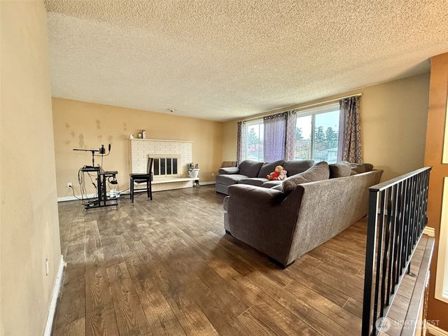 587 NW Fairhaven Drive, Oak Harbor, WA 98277