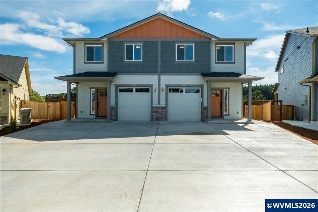 Image 1 of property listing at 602-608 NE Kerns Dr, Dallas, OR 97338