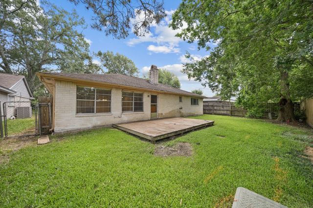 16306 Forest Bend Avenue, Friendswood, TX 77546