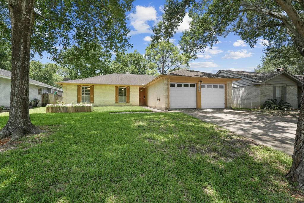 16306 Forest Bend Avenue, Friendswood, TX 77546