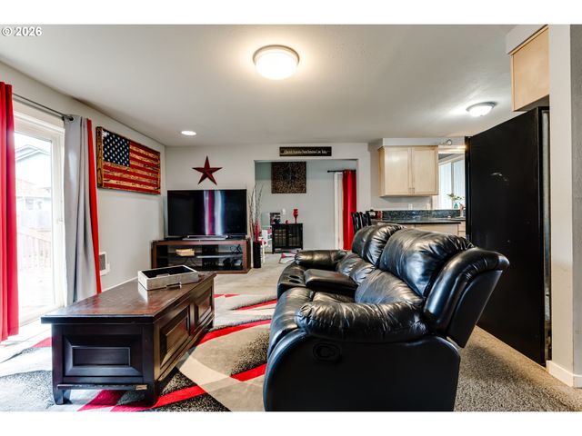 24970 HUNTER Ave, Veneta, OR 97487