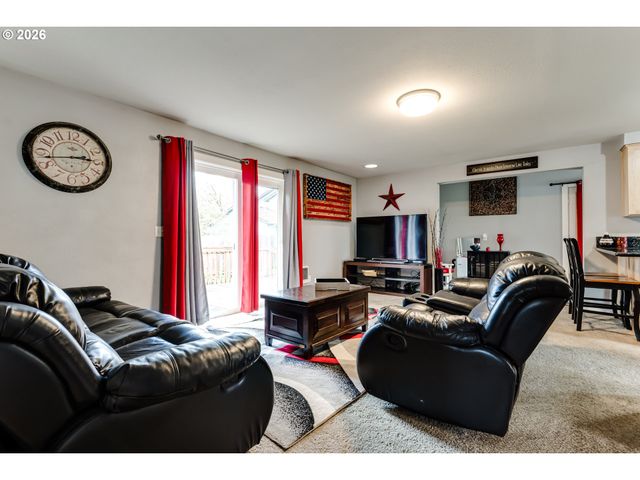 24970 HUNTER Ave, Veneta, OR 97487