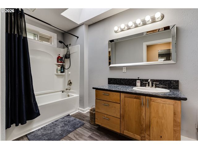 24970 HUNTER Ave, Veneta, OR 97487