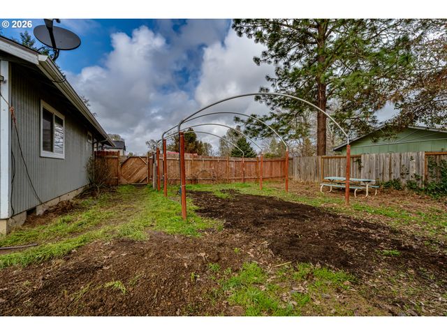 24970 HUNTER Ave, Veneta, OR 97487