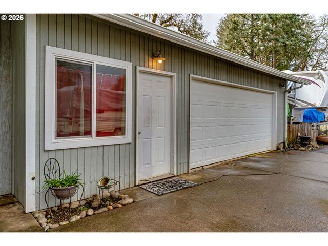 24970 HUNTER Ave, Veneta, OR 97487