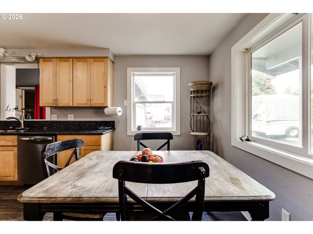 24970 HUNTER Ave, Veneta, OR 97487