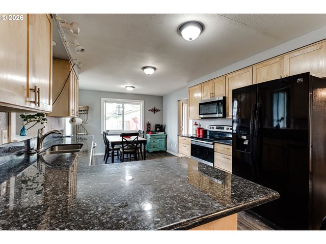 24970 HUNTER Ave, Veneta, OR 97487