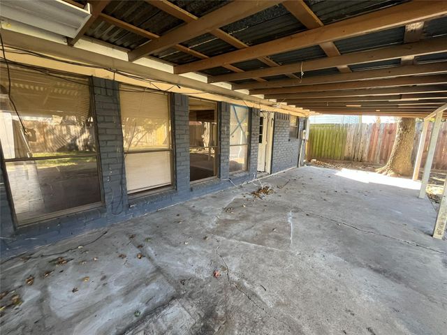 9867 Sageroyal Lane, Houston, TX 77089