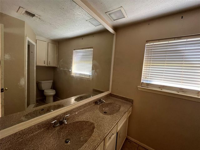 9867 Sageroyal Lane, Houston, TX 77089