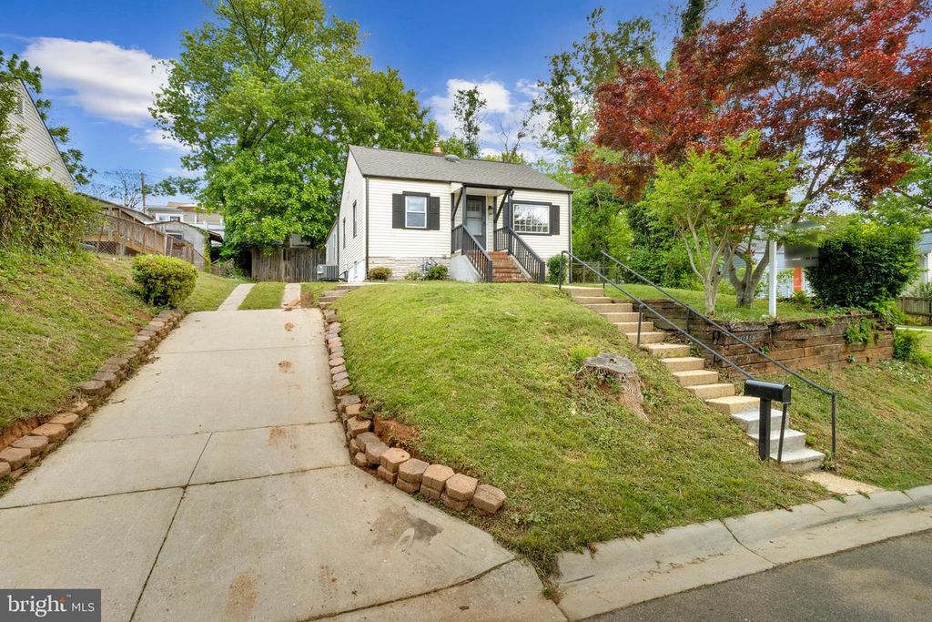 Image 2 of property listing at 11515 GOODLOE RD, Silver Spring, MD 20906