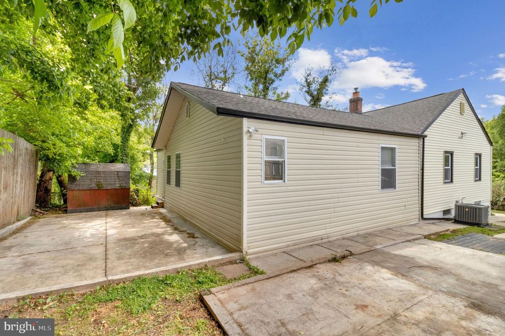 Image 31 of property listing at 11515 GOODLOE RD, Silver Spring, MD 20906