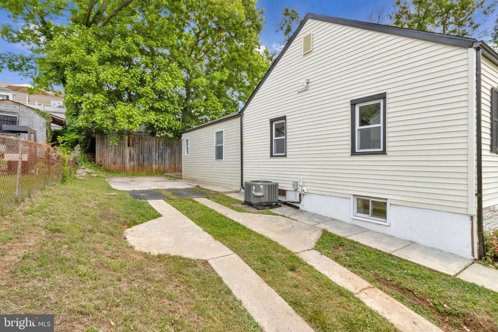 Image 33 of property listing at 11515 GOODLOE RD, Silver Spring, MD 20906