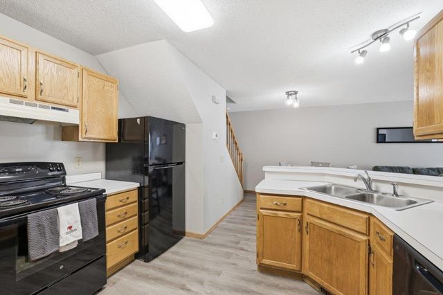 8426 Copperfield Way 93, Inver Grove Heights, MN 55076