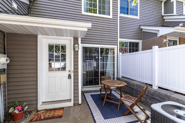 8426 Copperfield Way 93, Inver Grove Heights, MN 55076
