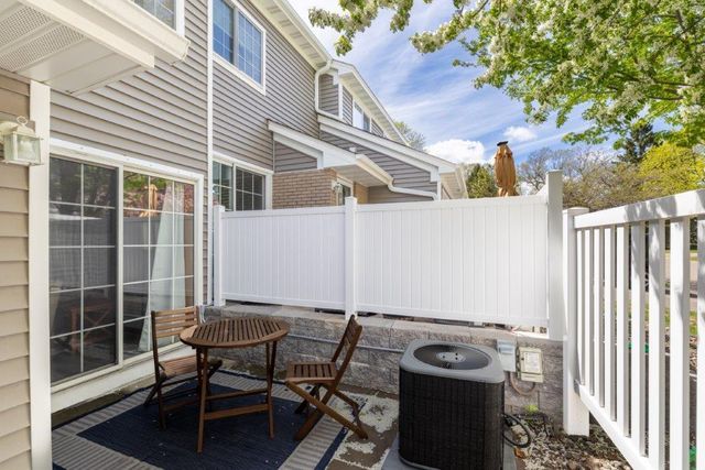 8426 Copperfield Way 93, Inver Grove Heights, MN 55076