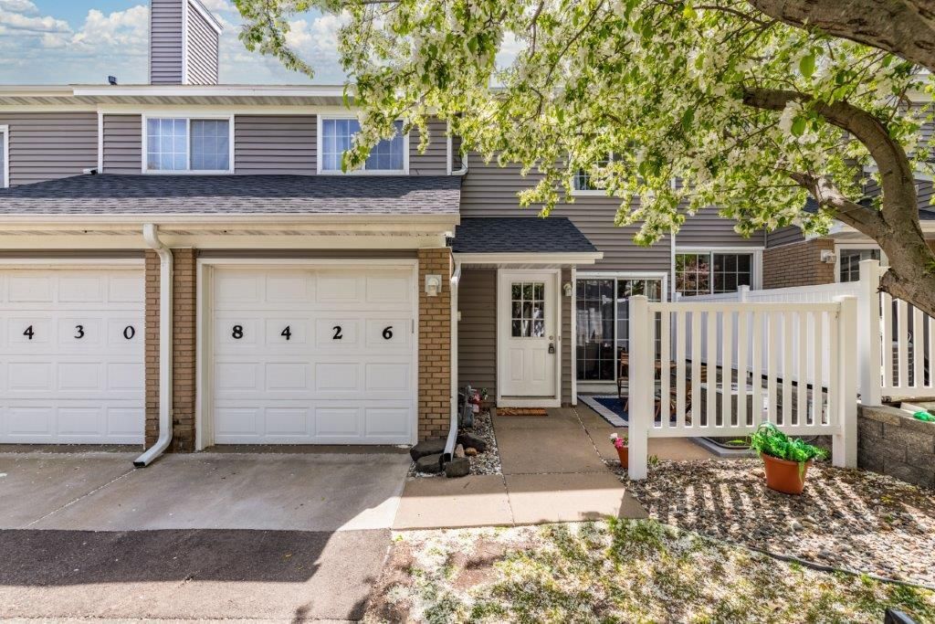 8426 Copperfield Way 93, Inver Grove Heights, MN 55076