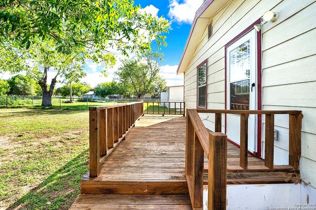 1205 Plum, Floresville, TX 78114