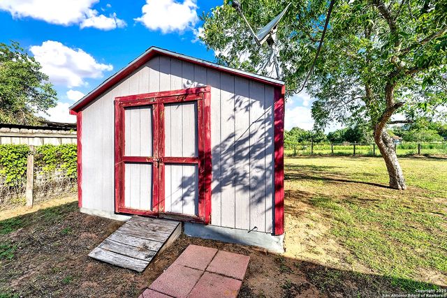 1205 Plum, Floresville, TX 78114