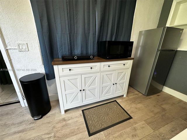 275 NW 46th St B, Miami, FL 33127