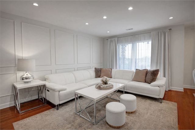 9335 LANDINGS Lane 307, Des Plaines, IL 60016
