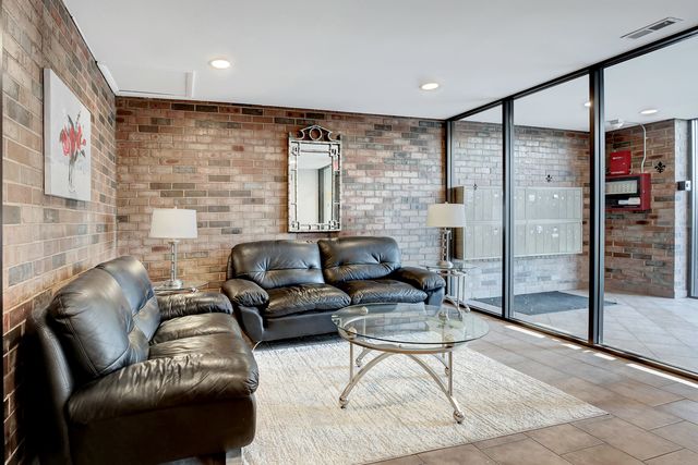 9335 LANDINGS Lane 307, Des Plaines, IL 60016