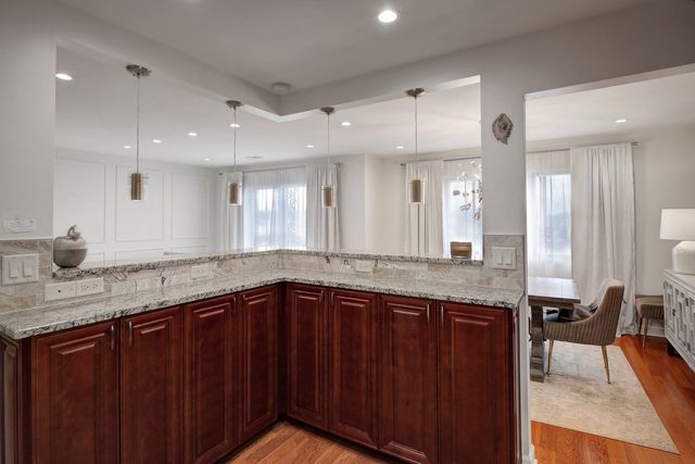 9335 LANDINGS Lane 307, Des Plaines, IL 60016