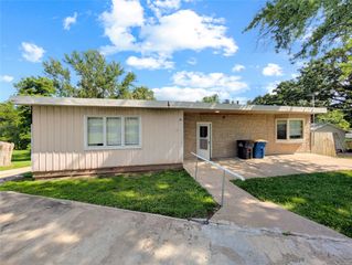 1750 E Mckinley Avenue, Des Moines, IA 50320