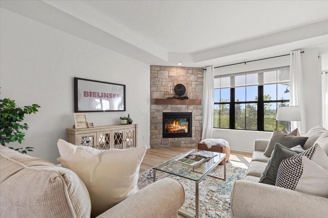 W251N2413 Valleyview CIRCLE, Pewaukee, WI 53072
