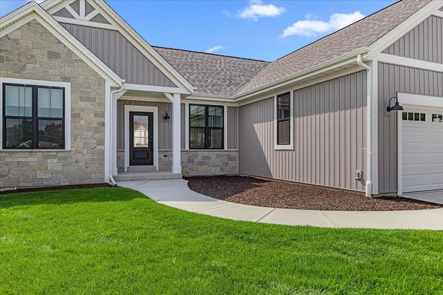 W251N2413 Valleyview CIRCLE, Pewaukee, WI 53072