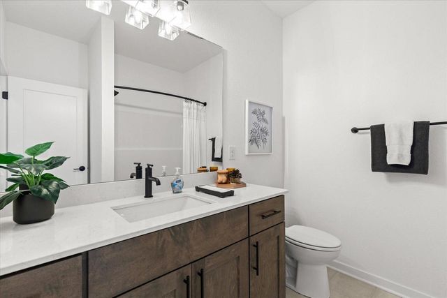 W251N2413 Valleyview CIRCLE, Pewaukee, WI 53072