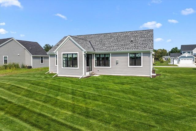 W251N2413 Valleyview CIRCLE, Pewaukee, WI 53072
