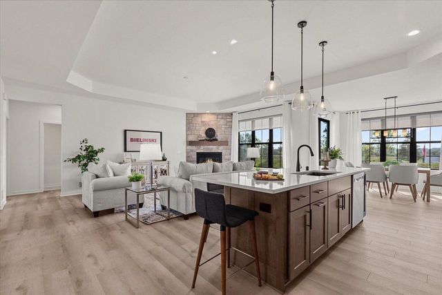 W251N2413 Valleyview CIRCLE, Pewaukee, WI 53072