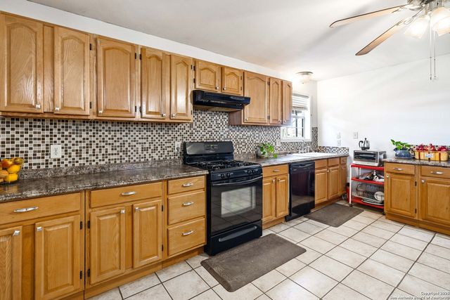 944 County Road 769, Devine, TX 78016