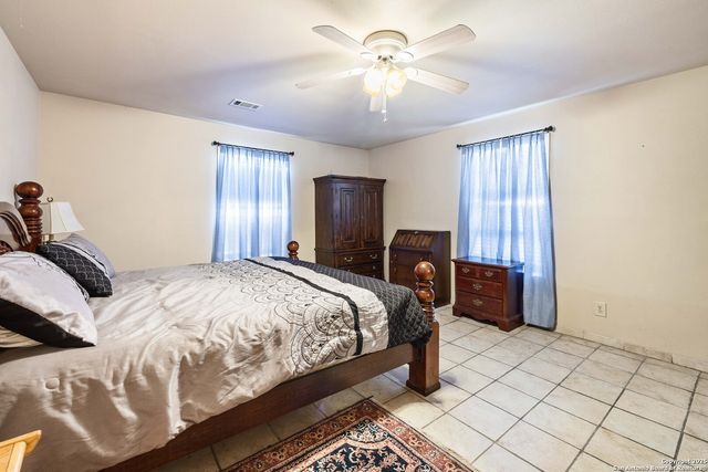 944 County Road 769, Devine, TX 78016