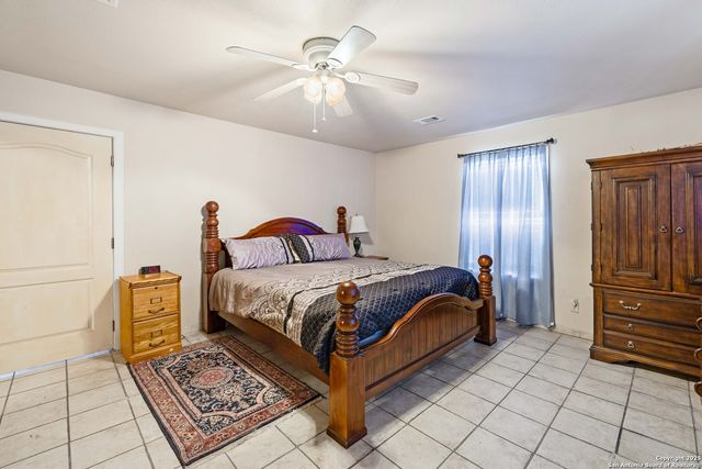 944 County Road 769, Devine, TX 78016
