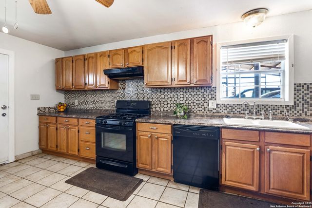 944 County Road 769, Devine, TX 78016