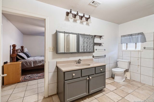 944 County Road 769, Devine, TX 78016