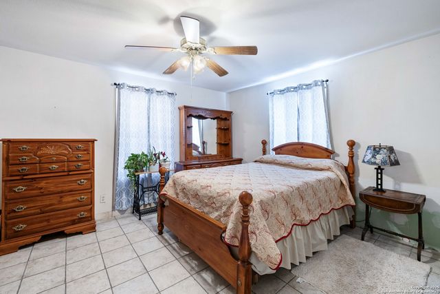 944 County Road 769, Devine, TX 78016
