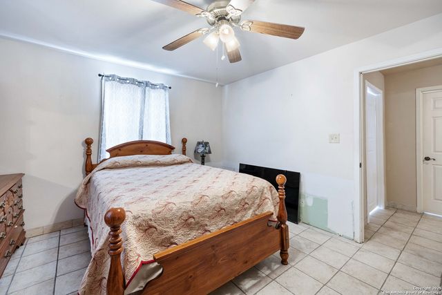 944 County Road 769, Devine, TX 78016