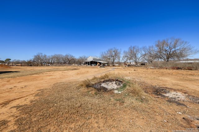944 County Road 769, Devine, TX 78016