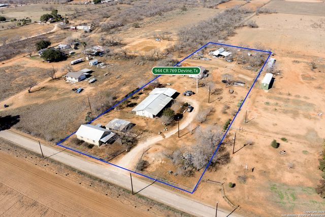 944 County Road 769, Devine, TX 78016