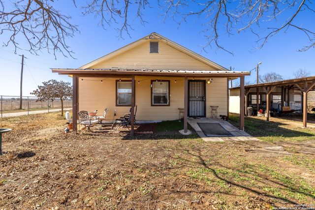 944 County Road 769, Devine, TX 78016