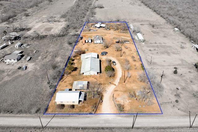944 County Road 769, Devine, TX 78016